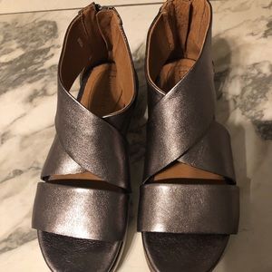 BUSSOLA METALLIC SANDAL SIZE 8